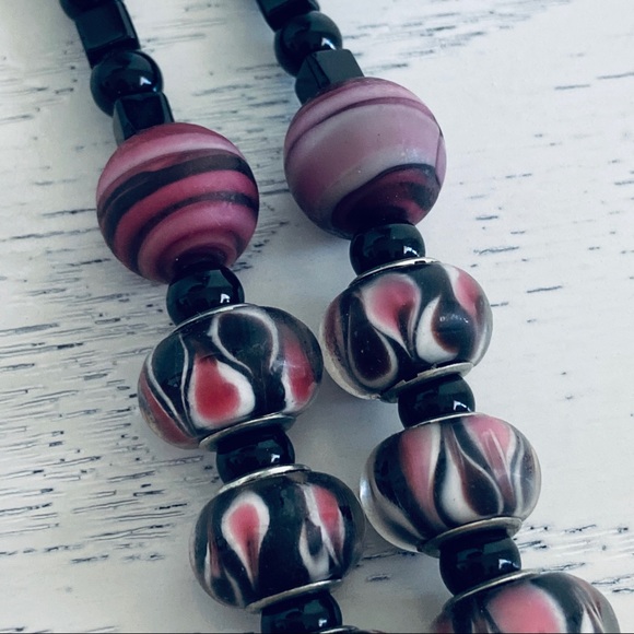 Black and pink necklace - Picture 4 of 5